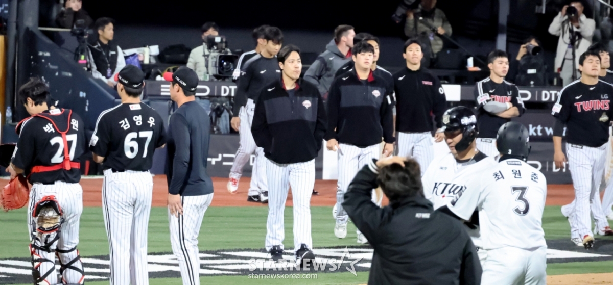 KTの4番打者チャン·ソンウが29日、水原（スウォン）KTウィズパークで行われた2026KBOリーグLGツインズとKTウィズの試合10回裏1死満塁で、左翼手を越える2塁打で試合を終えた。   物足りなさいっぱいのLG選手たちが退場している.. 2026.04.29./写真=カン·ヨンジョ先任記者
