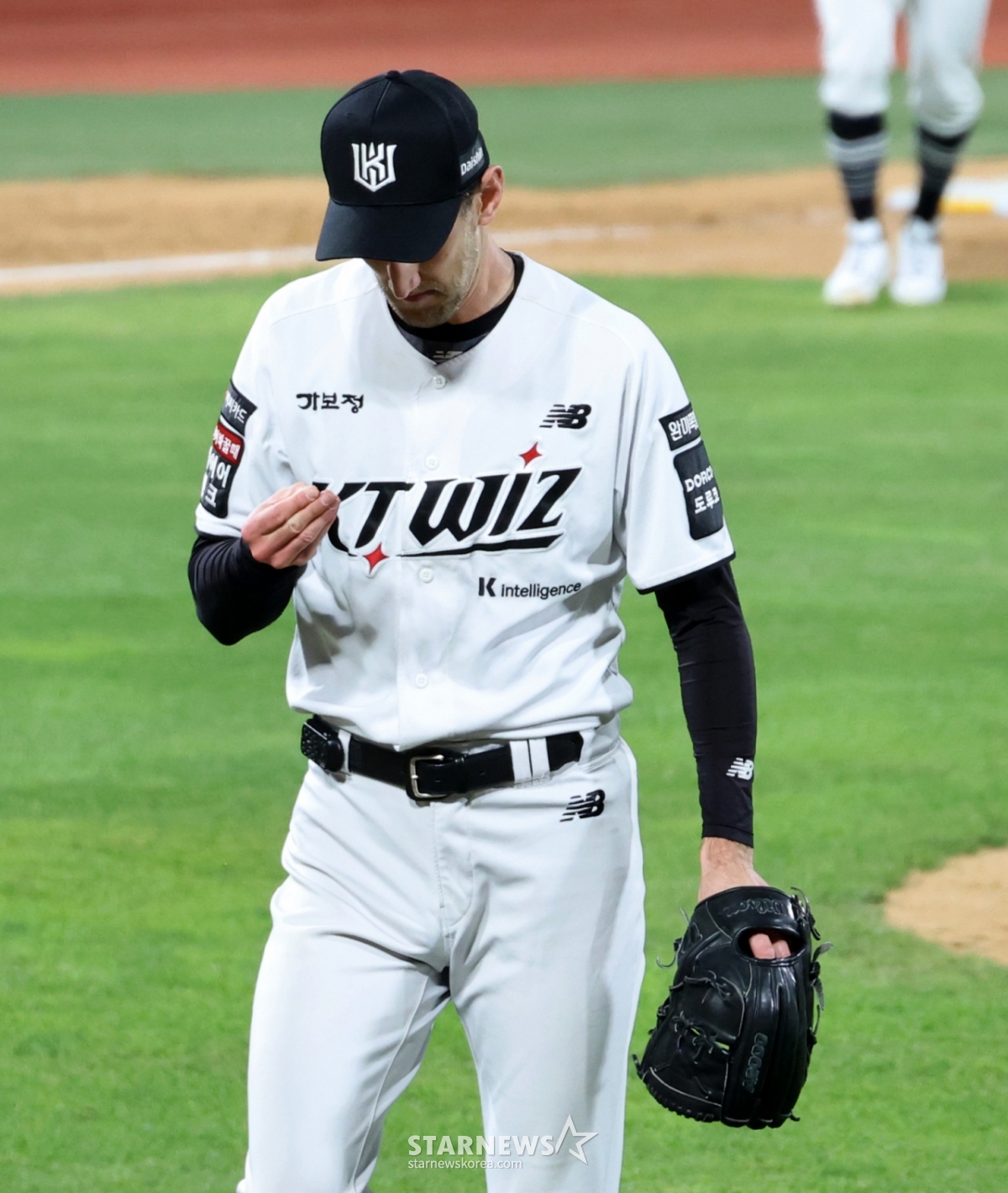 KT starting pitcher Caleb Boshell heads to the dugout after completing his defensive duties in the top of the 4th inning during the 2026 KBO League matchup between LG Twins and KT Wiz at Suwon KT Wiz Park on the 30th. April 30, 2026 / Photo=Senior reporter Kang Young-jo