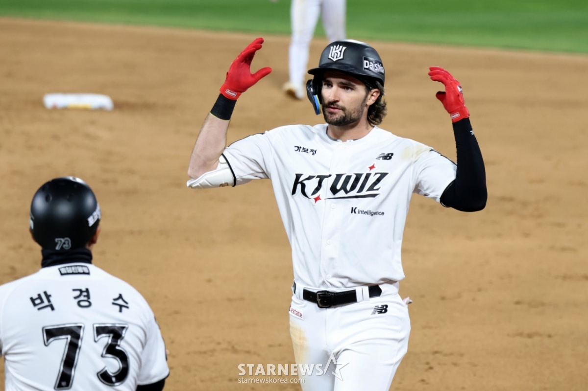 KT's fifth batter, Sam Hilliard, celebrates after hitting a two-run tying home run against Lim Chan-kyu in the bottom of the 5th inning with two outs and bases loaded during the 2026 KBO League matchup between LG Twins and KT Wiz at Suwon KT Wiz Park on the 30th. April 30, 2026 / Photo=Senior reporter Kang Young-jo