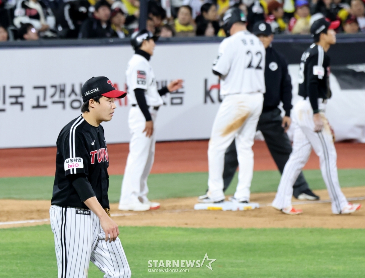 KT's fifth batter, Sam Hilliard, hit a two-run tying home run against Lim Chan-kyu in the bottom of the 5th inning with two outs and bases loaded during the 2026 KBO League matchup between LG Twins and KT Wiz at Suwon KT Wiz Park on the 30th. Lim Chan-kyu was left with a heavy sense of disappointment. April 30, 2026 / Photo=Senior reporter Kang Young-jo