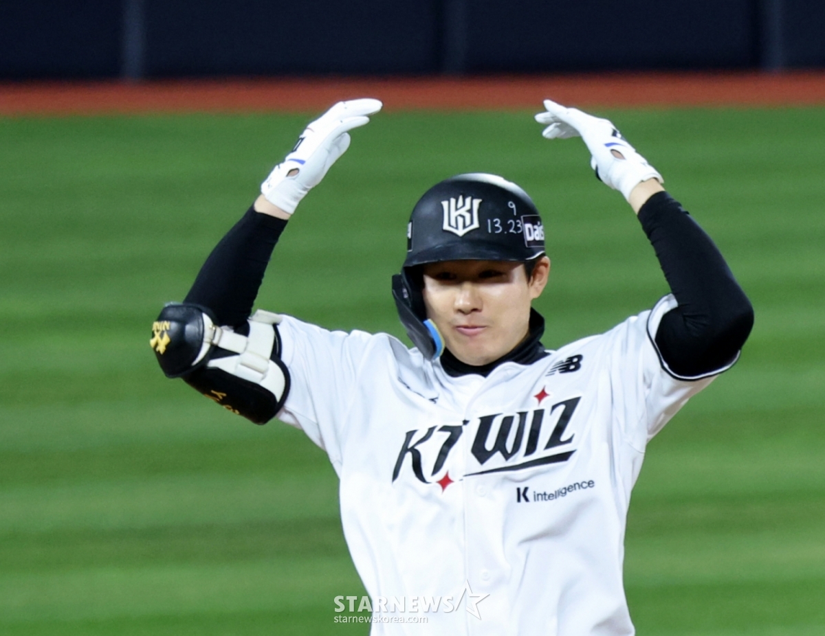KT's second batter, Choi Won-jun, hits a two-run double with two outs and runners on first and second in the bottom of the 6th inning during the 2026 KBO League matchup between LG Twins and KT Wiz at Suwon KT Wiz Park on the 30th. Choi Won-jun had already sparked the comeback in the bottom of the 5th with a two-run hit and additional runs. April 30, 2026 / Photo=Senior reporter Kang Young-jo
