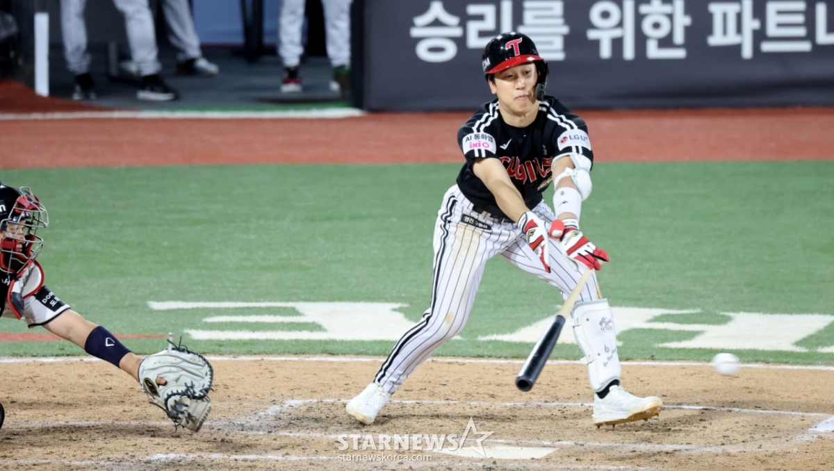 LG's Koo Bon-hyuk throws his bat after hitting a go-ahead hit with two outs and runners on first and third in the top of the 8th inning during the 2026 KBO League matchup between LG Twins and KT Wiz at Suwon KT Wiz Park on the 30th. April 30, 2026 LG's Koo Bon-hyuk throws his bat after hitting a go-ahead hit with two outs and runners on first and third in the top of the 8th inning during the 2026 KBO League matchup between LG Twins and KT Wiz at Suwon KT Wiz Park on the 30th. April 30, 2026 / Photo=Senior reporter Kang Young-jo