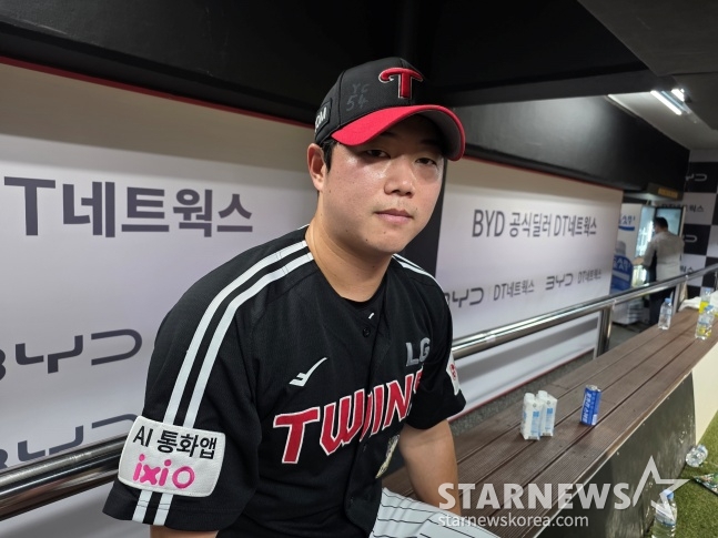 LG's Ham Deok-ju secured his first save in three years during the April 30 match against KT in Suwon and gave an interview to reporters. /Photo=Reporter Kim Dong-yoon