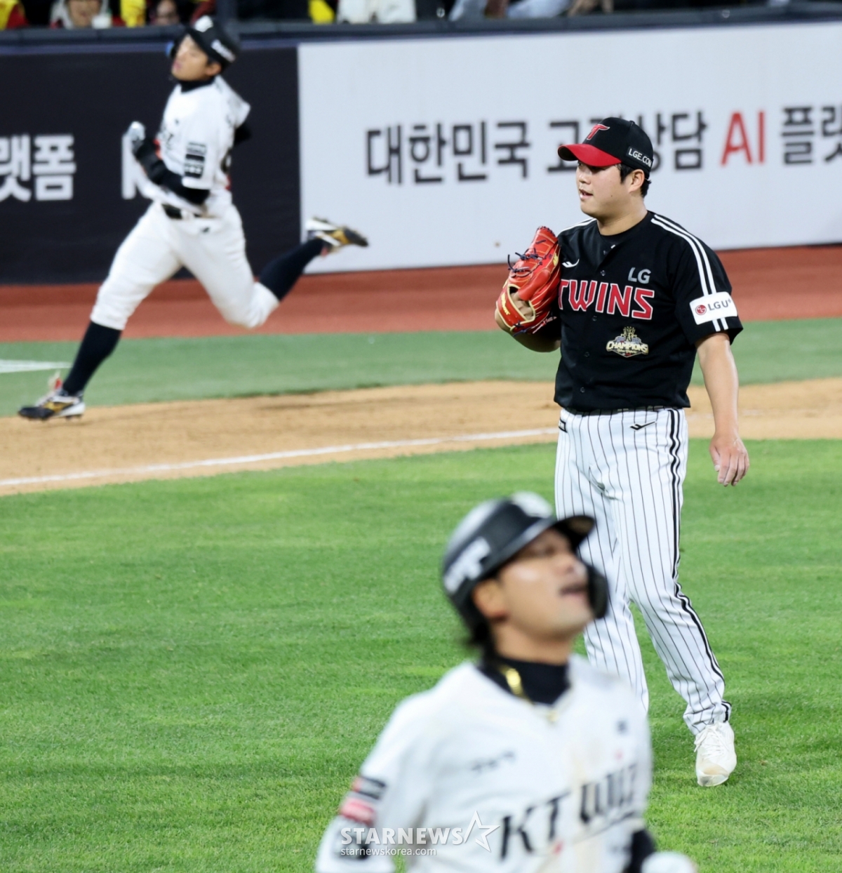 LG closer Ham Deok-ju secures a victory by catching KT Wiz's final batter, Kim Sang-soo, with an outfield fly in the bottom of the 9th inning at the 2026 KBO League match between LG Twins and KT Wiz held at Suwon KT Wiz Park on the 30th. Ham Deok-ju celebrates with Park Dong-won. 2026.04.30 /Photo=Senior reporter Kang Young-jo