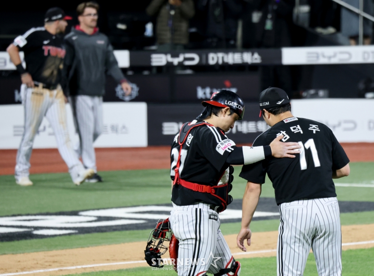 LG closer Ham Deok-ju secures a victory by catching KT Wiz's final batter, Kim Sang-soo, with an outfield fly in the bottom of the 9th inning at the 2026 KBO League match between LG Twins and KT Wiz held at Suwon KT Wiz Park on the 30th. Ham Deok-ju celebrates with Park Dong-won. 2026.04.30 /Photo=Senior reporter Kang Young-jo