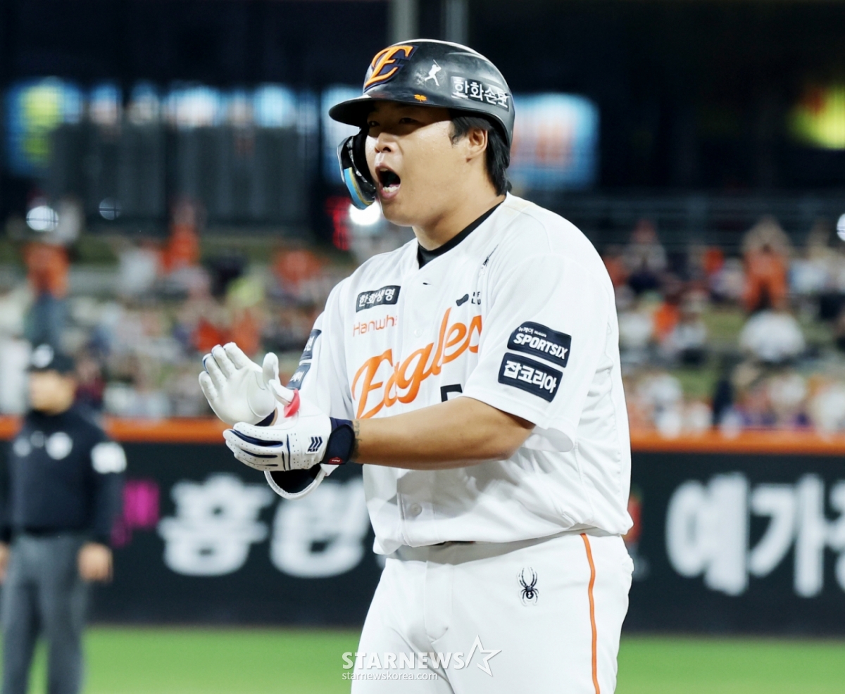 Кан Бэк Хо из Hanwha Eagles празднует свой день после своевременного удара на первой и второй базе в конце третьего иннинга 2026 SOL KBO с Samsung Lions в парке Hanwha Life Ball в Тэджоне 14-го числа. /Фото = Старший репортер Кан Ён Чжо