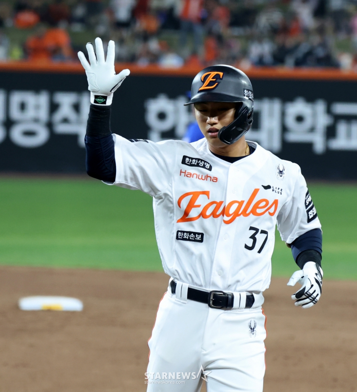 Ли Вон Сок из Hanwha Eagles празднует своевременный удар с двумя RBI на базе Samsung Lions и SOL KBO в конце второго иннинга 2026 года в парке Hanwha Life Ball в Тэджоне 15-го числа. /Фото = Старший репортер Кан Ён Чжо