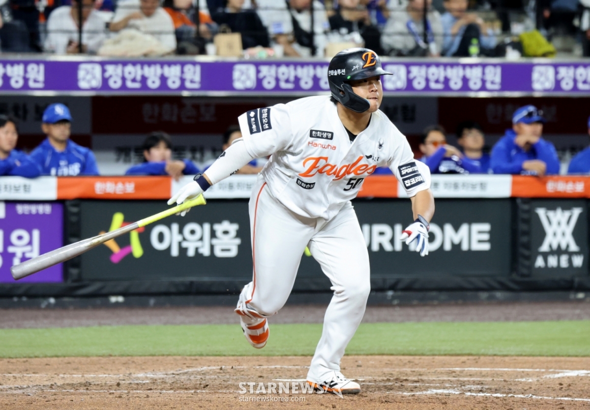 Кан Бэк Хо из Hanwha Eagles ударит своевременный удар по двум хитам и первой базе в конце третьего иннинга 2026 Shinhan SOL KBO League, который состоялся в парке Hanwha Life в Тэджоне 14-го числа. /Фото = Старший репортер Кан Ён Чжо