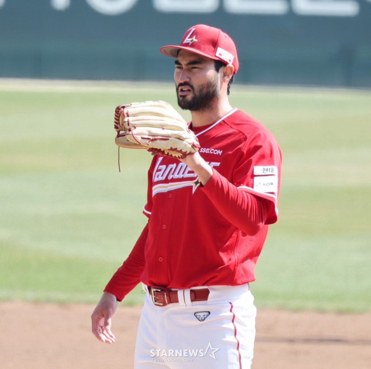 SSG White đã bắt đầu trận đấu mở màn với KIA Tigers vào ngày 28 và đang nhận bóng từ người bắt bóng sau khi ném bóng. /Ảnh = Phóng viên cao cấp Kang Young Jo