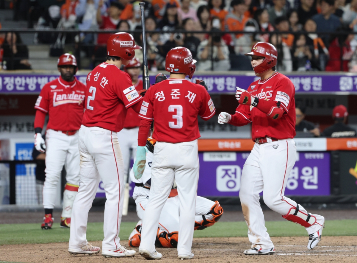 Các cầu thủ SSG Landers đang vui mừng sau cú home run mạnh mẽ Choi Jung (phải) ở đầu hiệp 8 trong trận đấu giao hữu giữa Hanwha Eagle và Shinhan SOL KBO League được tổ chức tại Công viên bóng chày sinh mệnh Hanwha ở Daejeon vào ngày 30. Ảnh = News1