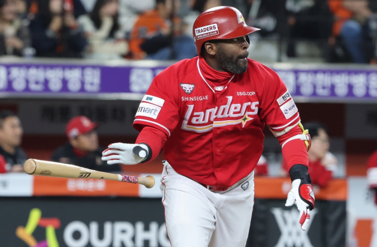 SSG Landers Guillermo Eredia trong trận đấu giao hữu giữa Hanwha Eagle và Shinhan SOL KBO League 2026 được tổ chức tại Công viên bóng chày sinh mệnh Hanwha ở Daejeon vào ngày 30, họ đã ném một cú đánh hy sinh ở đầu hiệp thứ 7 và đang nhìn về phía bóng chày. Ảnh = News1