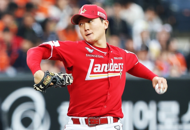 Kim Gun Woo của SSG Landers đang ném bóng ngược lại trong trận đấu giao hữu giữa Hanwha Eagle và Shinhan SOL KBO League 2026 được tổ chức tại Công viên Bóng chày Sinh mệnh Hanwha ở Daejeon vào ngày 30. /Ảnh = SSG Landers cung cấp