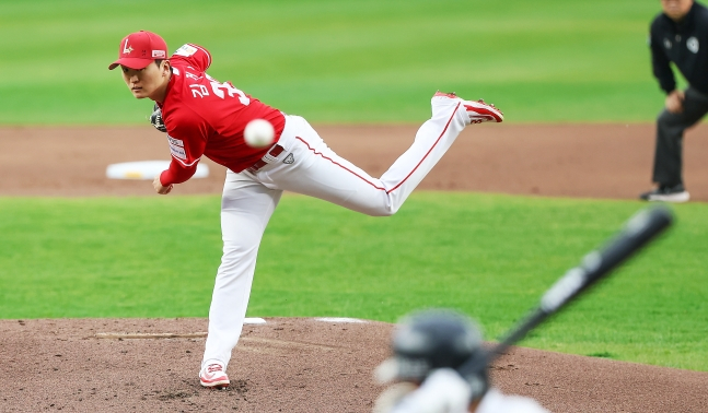 Kim Gun Woo của SSG Landers bắt đầu ném bóng trong trận đấu giao hữu giữa Hanwha Eagle và Shinhan SOL KBO League 2026 được tổ chức tại Công viên Bóng chày Sinh mệnh Hanwha ở Daejeon vào ngày 30. /Ảnh = SSG Landers cung cấp