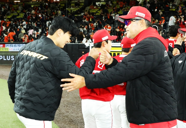 Kim Gun-woo (trái) của SSG Landers đang nhận được lời chúc mừng từ huấn luyện viên Lee Sung-yong sau khi giành chiến thắng trong trận đấu giao hữu giữa Hanwha Eagle và Shinhan SOL KBO League 2026 được tổ chức tại Công viên bóng chày sinh mệnh Hanwha ở Daejeon vào ngày 30. /Ảnh = SSG Landers cung cấp