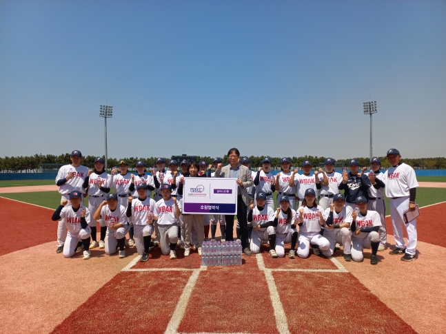 Commemorative photo of the Mongbest sponsorship agreement. /Photo=Korea Women's Baseball League