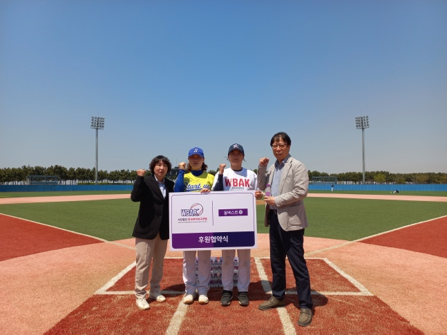 Commemorative photo of the Mongbest sponsorship agreement. /Photo=Korea Women's Baseball League