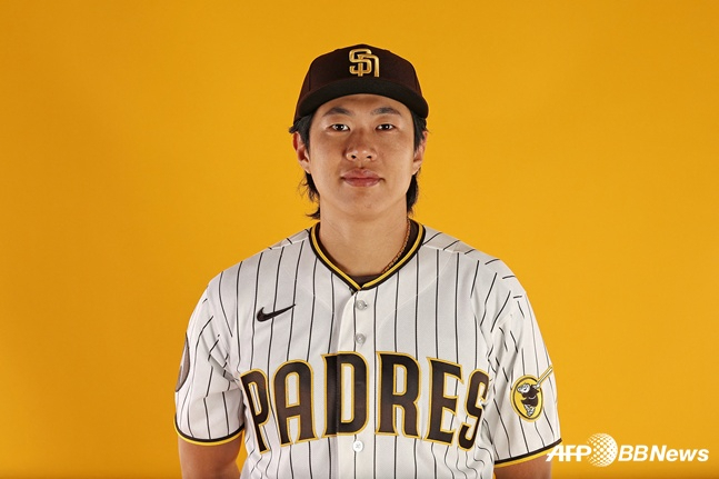 Сонг Сонг Мун носит форму Сан-Диего на профильных съемках после того, как он присоединился к Сан-Диего Падрес. /AFPBBNews =Новости 1