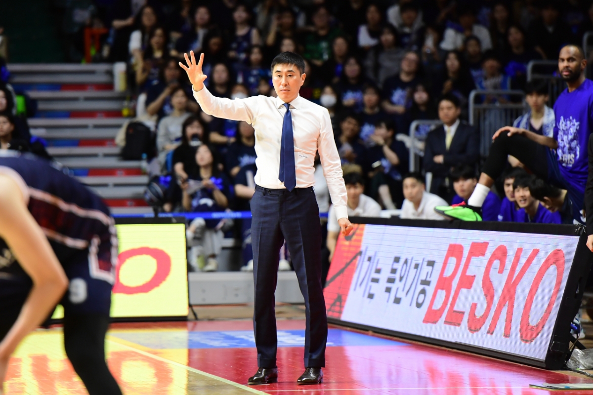 他就是釜山KCC队主教练李相民。 =照片=KBL提供。