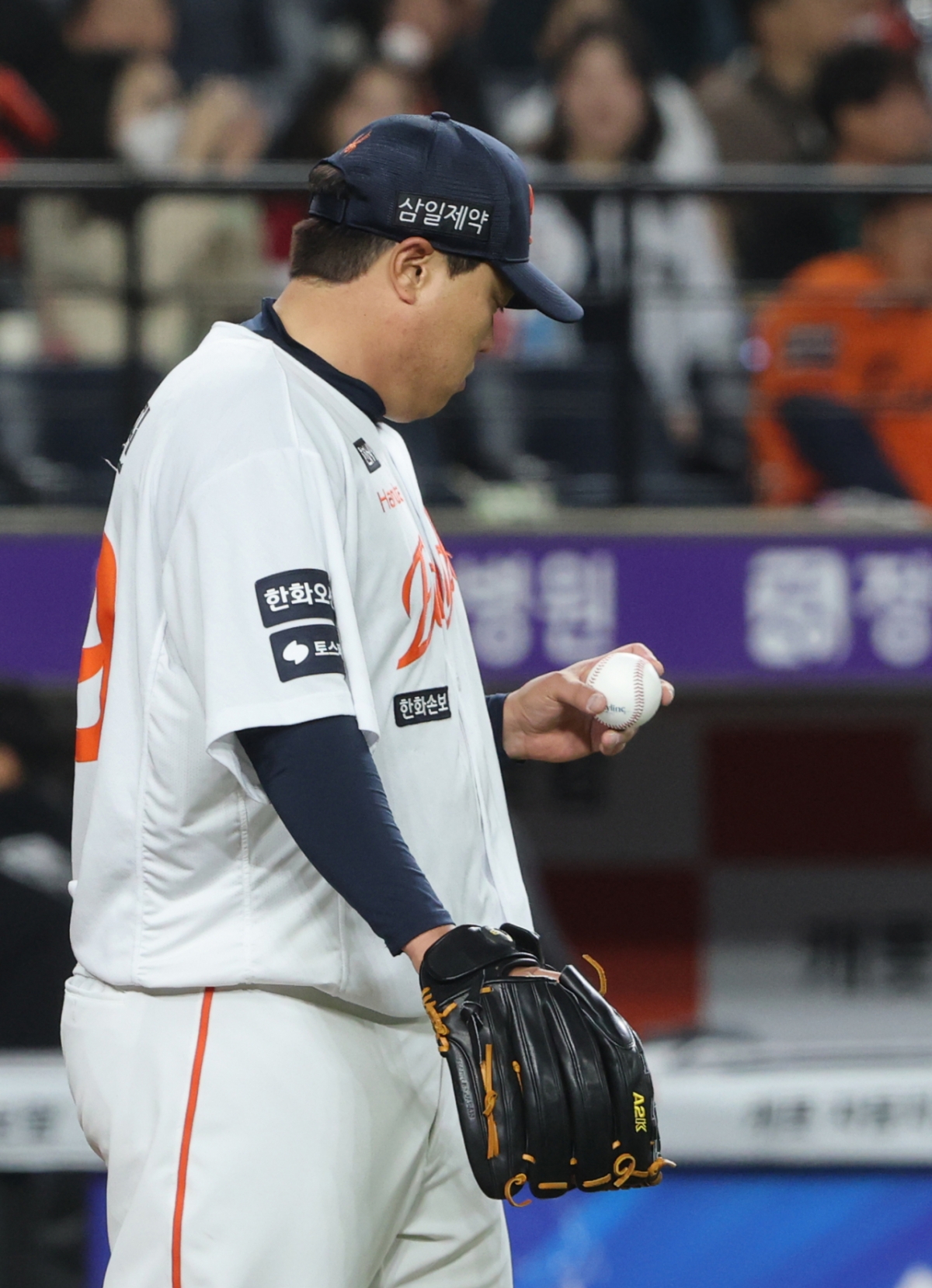 Рю Хён Джин из Hanwha Eagles сожалеет после серии пропущенных голов в 6-м иннинге подряд с 2026 Shinhan SOL KBO League SSG Landers, который прошел в парке Hanwha Life Ball в Тэджоне 30-го числа. /Фото = Новости 1