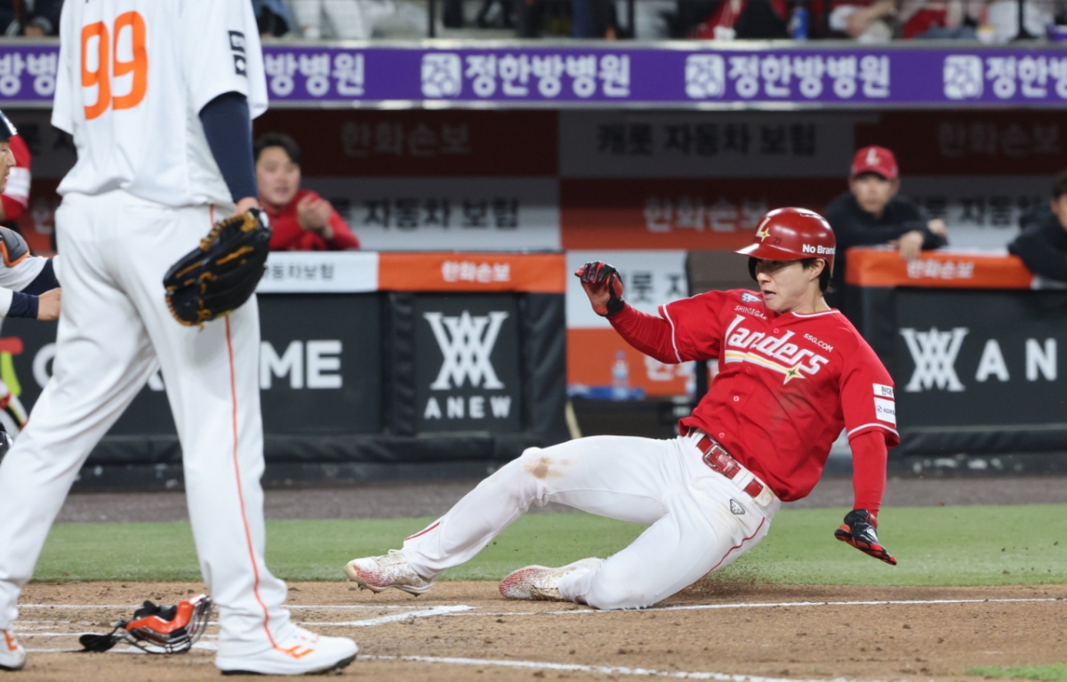 Рю Хён Джин (слева) из Hanwha Eagles пропускает последовательные очки в 6-м иннинге подряд против SSG Landers из Лиги SOL KBO 2026 Shinhan, который прошел в парке Hanwha Life Ball в Тэджоне 30-го числа. Пак Сон Хан, копающий в доме. /Фото = Новости 1