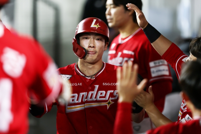 После того, как 30-го числа рандерс SSG Чхве Джи Хун забил в матче против «Ханхва Иглз», его приветствуют коллеги. /Фото = Предоставлено SSG Landers