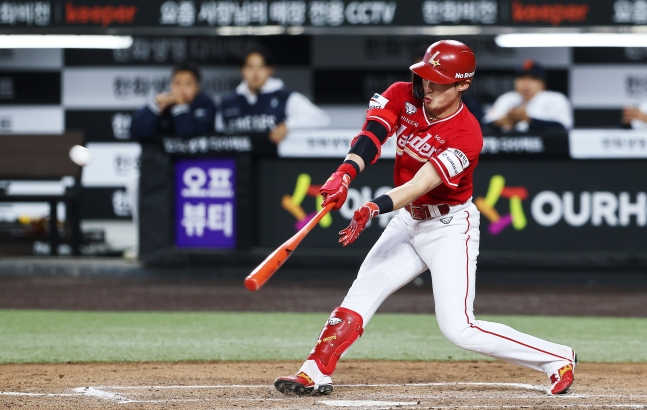 SSG Landers Чхве Джи Хун ударит своевременный удар с двумя RBI в матче против Hanwha Eagles 30-го числа. /Фото = Предоставлено SSG Landers