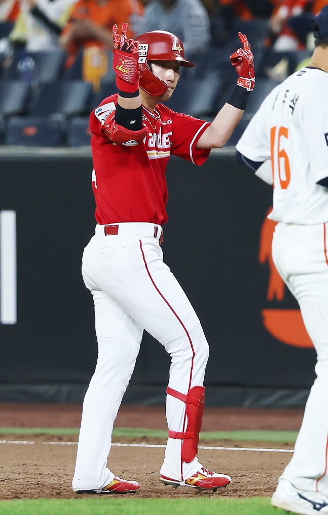 SSG Landers Чхве Джи Хун празднует после того, как ударил своевременный удар с двумя RBI в матче против Hanwha Eagles 30-го числа. /Фото = Предоставлено SSG Landers