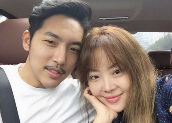 Từ trái qua, Hwang Tae Kyung, vợ chồng Narsha / Ảnh = Instagram của Narsha