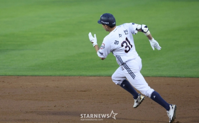Doosan's Jung Soobin sprints after hitting a three-run triple over the fence in the 3rd inning against Samsung on the 30th. /Photo=Chief correspondent Kim Jin-kyung