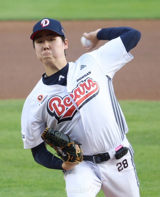 Doosan's Choi Seung-yong pitches against Samsung on the 30th. /Photo=Chief correspondent Kim Jin-kyung
