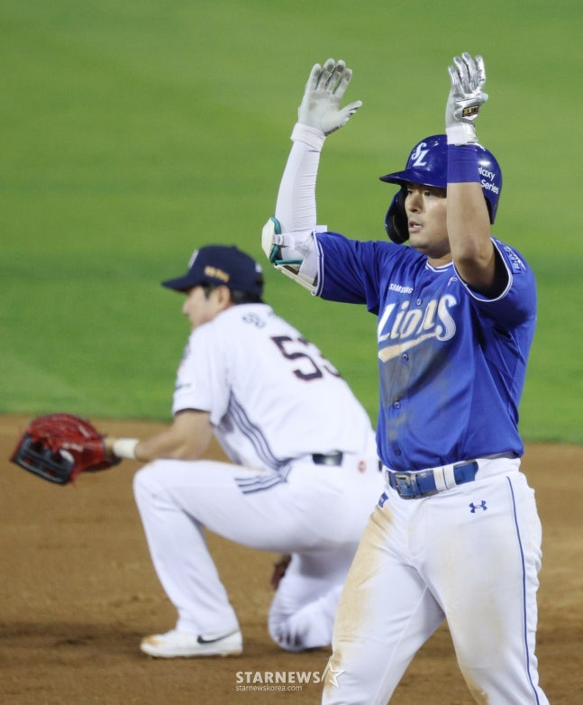 Samsung's Kim Jae-sang (right) celebrates after hitting a hit in the 4th inning against Doosan on the 30th. /Photo=Chief correspondent Kim Jin-kyung