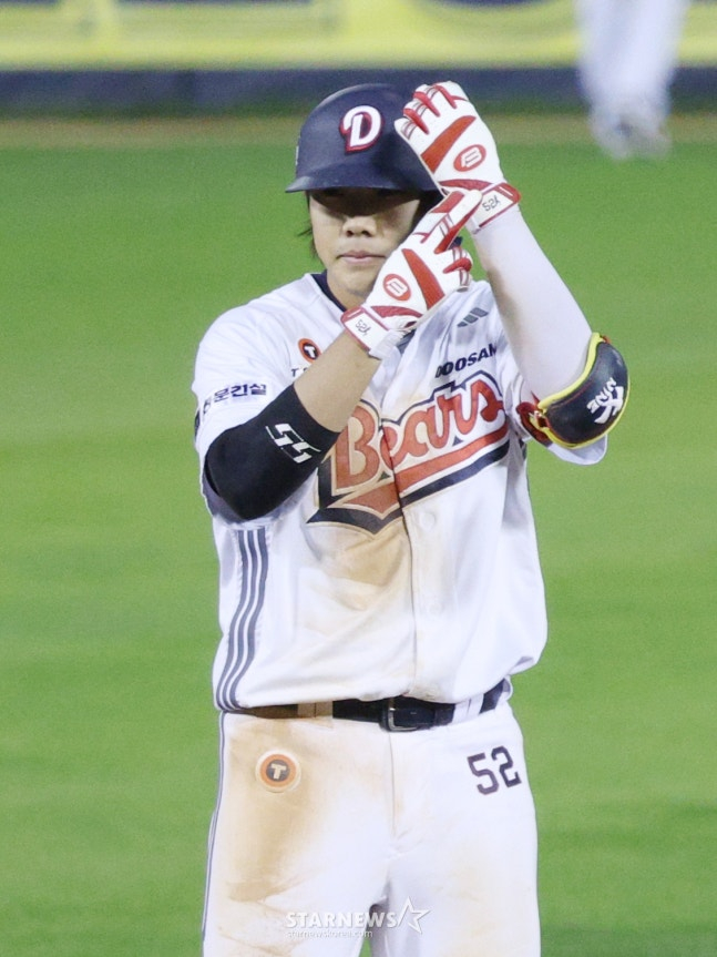 Park Jun-soon performs a celebration after hitting a 3-RBI double in the 8th inning against Samsung on the 30th. /Photo=Chief correspondent Kim Jin-kyung