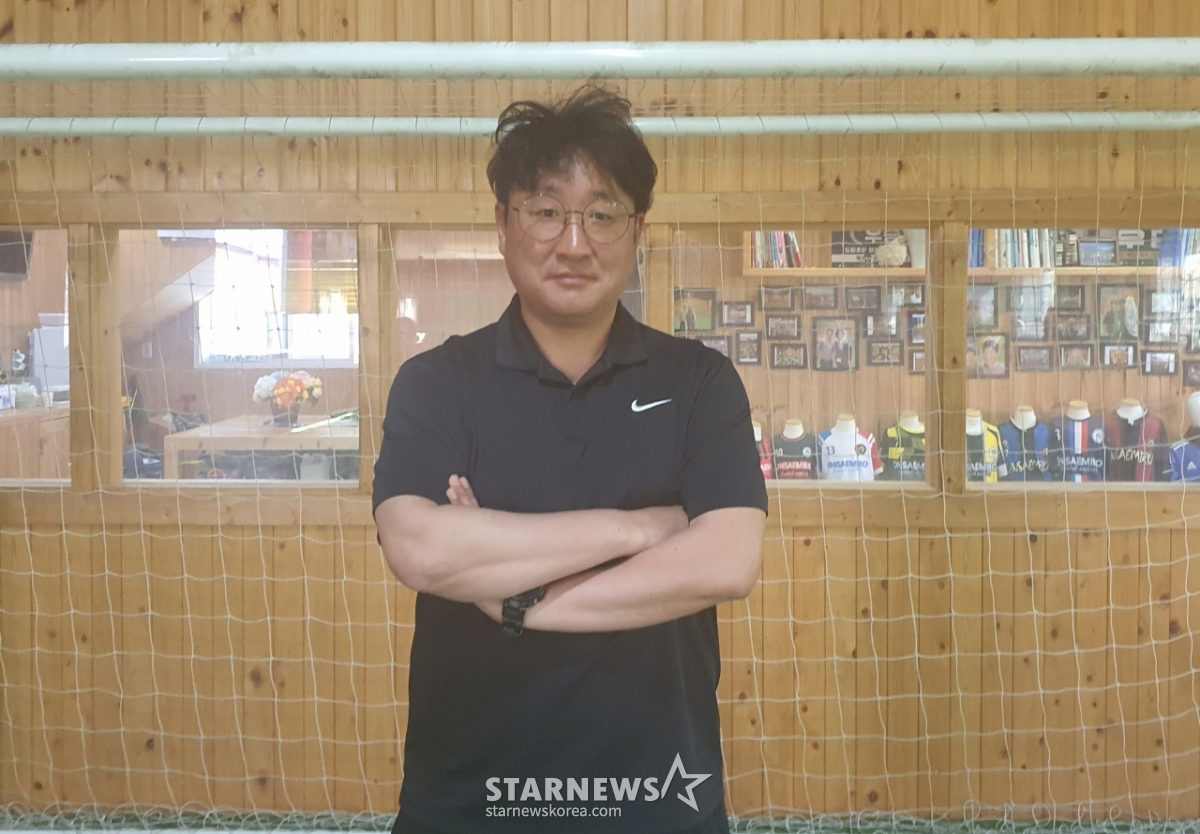 Huấn luyện viên Song Hyun Sik của FC Samiro gần đây đang chụp ảnh kỷ niệm sau cuộc phỏng vấn với Star News. /Ảnh = Phóng viên Park Jae Ho