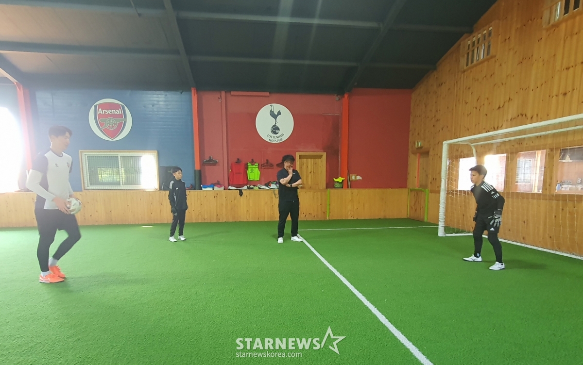 Hình ảnh hướng dẫn của đạo diễn Song Hyun Sik (giữa). /Ảnh = Phóng viên Park Jae Ho