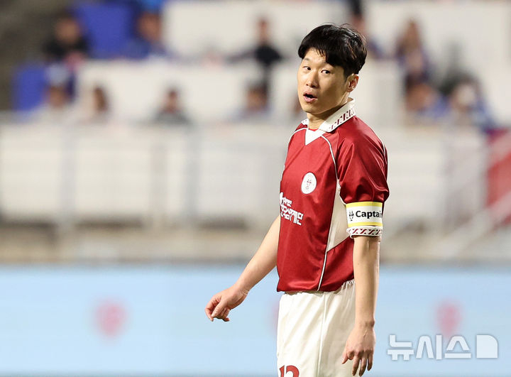 Park Ji-sung, người đã tham gia trận đấu giữa OGFC và K-League 2 Suwon Samsung Legends tại sân vận động World Cup Suwon vào ngày 19. /Ảnh = Newsis