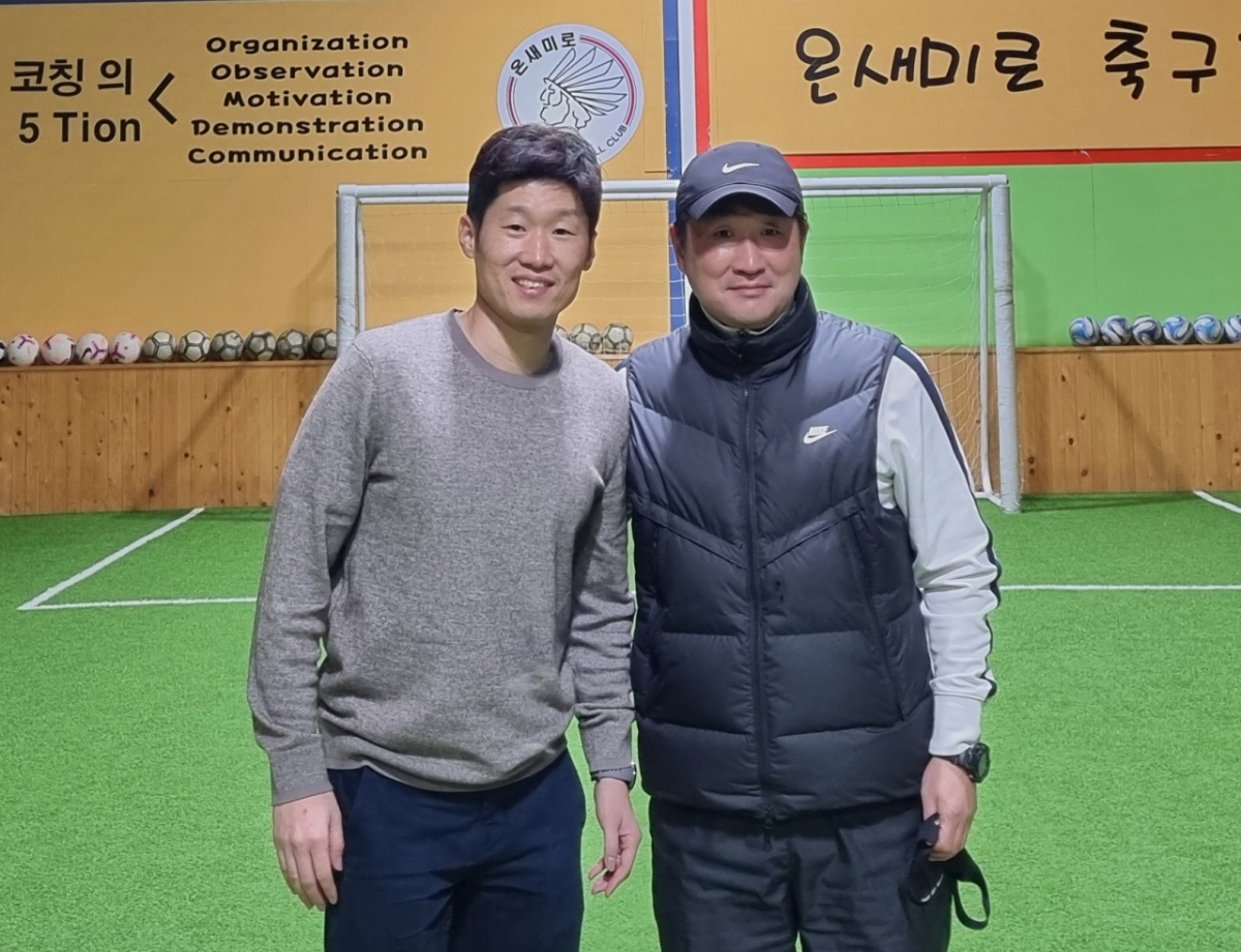Park Ji-sung (izquierda) y Song Hyun-sik, entrenador de Onsaemiro FC. / Foto=proporcionado por Onsaemiro FC