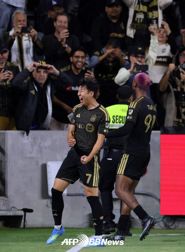 LAFC's Son Heung-min roars after assisting Enock Tapa's goal in stoppage time during the 2026 CONCACAF Champions Cup semifinal first leg match against Toluca at BMO Stadium in Los Angeles, USA, on the 30th. /AFPBBNews=NEWS1