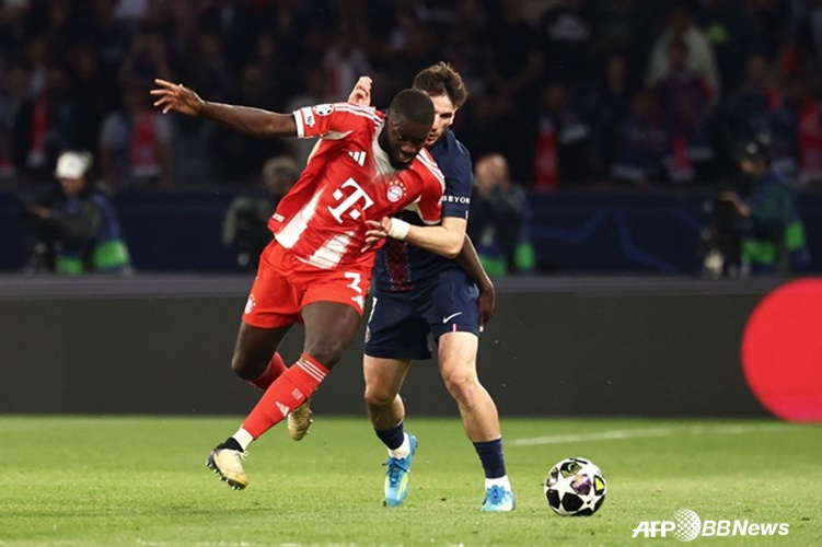 图为达约·乌帕梅卡诺（左）和赫维察·克瓦拉茨赫利亚。 =法新社BBNews=新闻1。