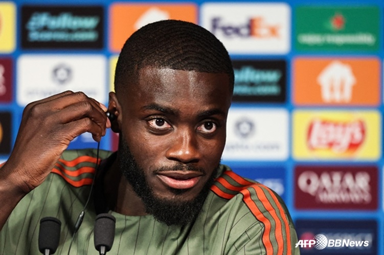 拜仁慕尼黑后卫达约 乌帕凯马诺 =法新社BBNews=新闻1。