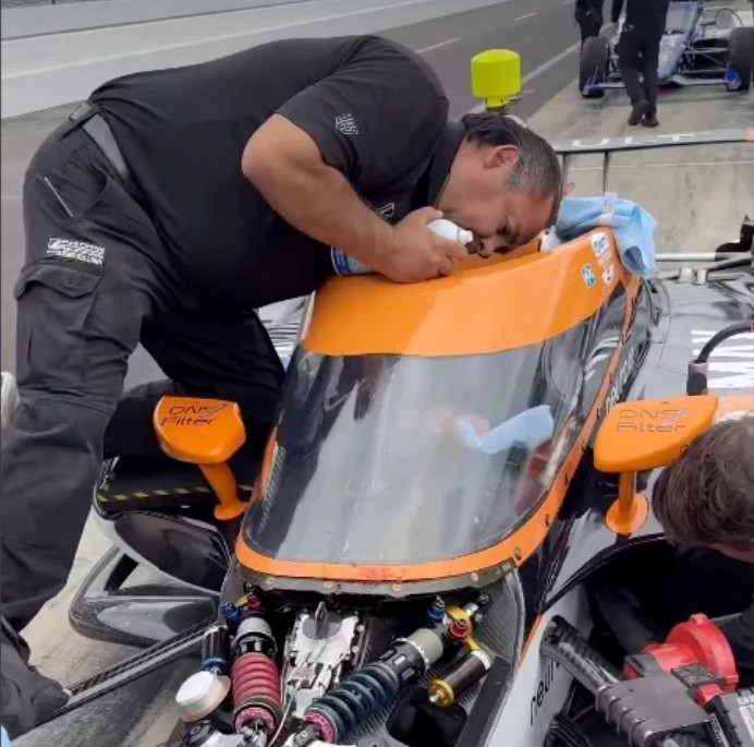  罗曼•格罗让(40岁)在赛车训练中遭遇了与鸟相撞的惊险事故。 =照片=《太阳报》结束。