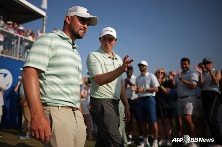 Братья Фицпатрики разговаривают в восторге от победы. /AFPBBNews =Новости 1