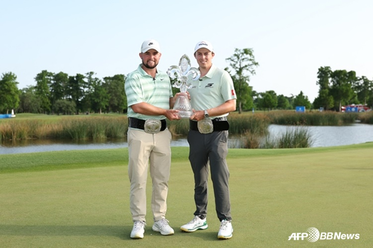 Братья Фицпатрики с трофеем. /AFPBBNews =Новости 1