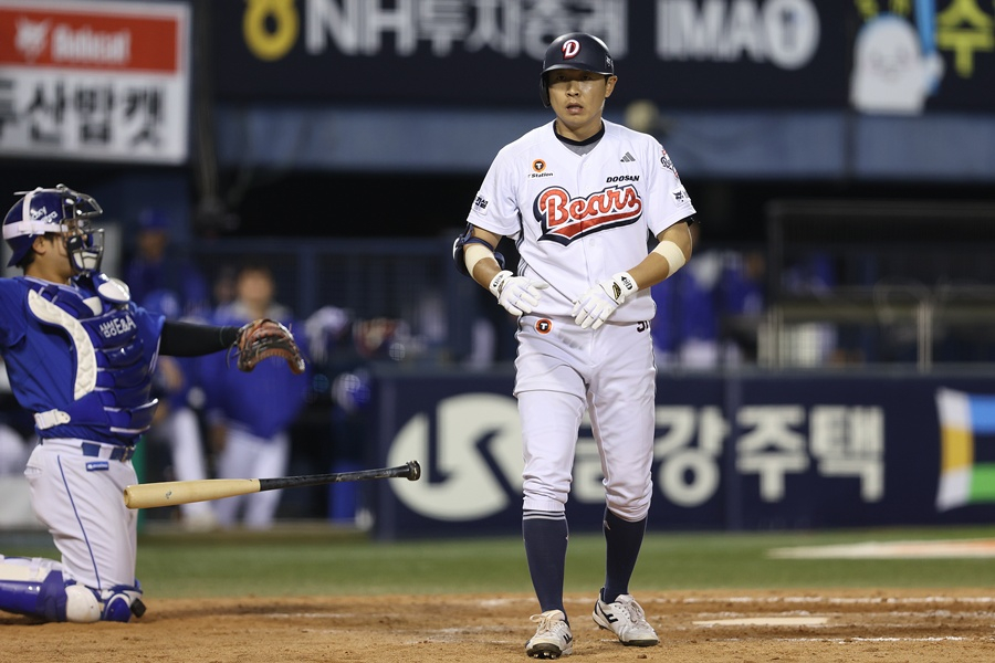 Jung Soo Bin của Doosan đang ra sân với cú đánh bóng chày lần thứ 8 của Samsung vào ngày 30. /Ảnh = Doosan Bears