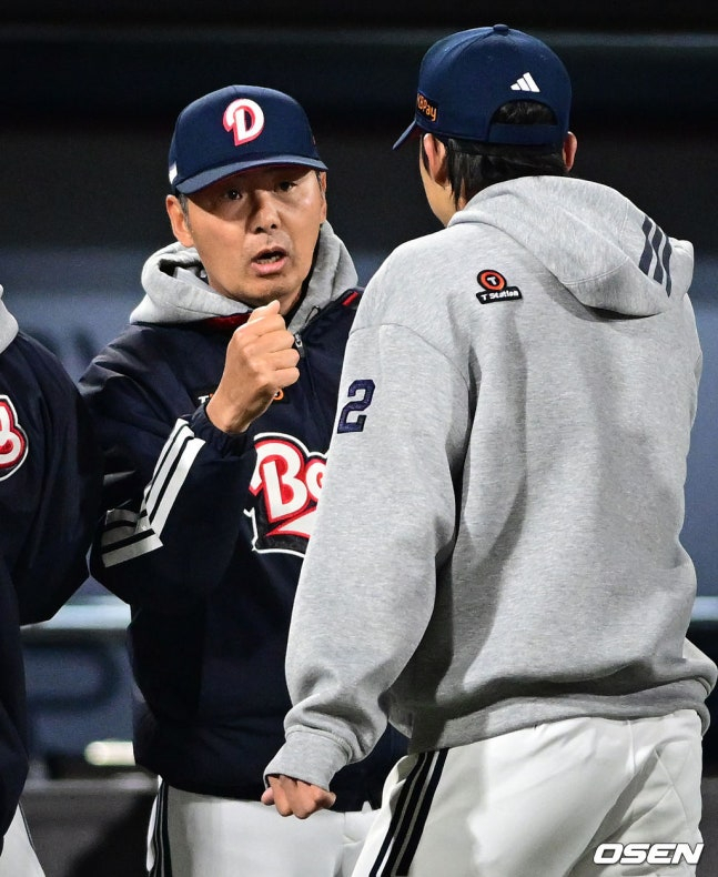 Kim Won-hyung (trái) huấn luyện viên Doosan. /Ảnh = OSEN