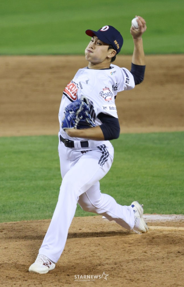 Choi Jun Ho của Doosan đang ném bóng ngược lại với Samsung vào ngày 30. /Ảnh = Người chờ đợi Kim Jin Kyung