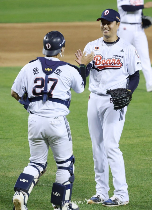 Doosan Lee Young-ha (phải) đang đập tay với cầu thủ bắt bóng Yoon Jun-ho sau khi kết thúc trận đấu với Samsung vào ngày 30. /Ảnh = Người chờ đợi Kim Jin Kyung