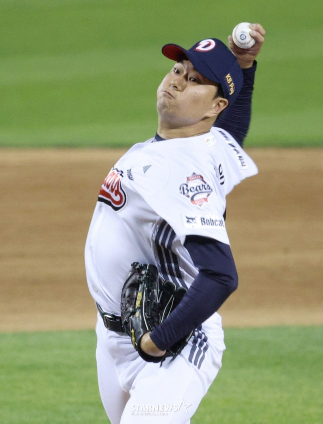 Lee Young-ha đang ném bóng ngược lại Samsung vào ngày 30. /Ảnh = Người chờ đợi Kim Jin Kyung