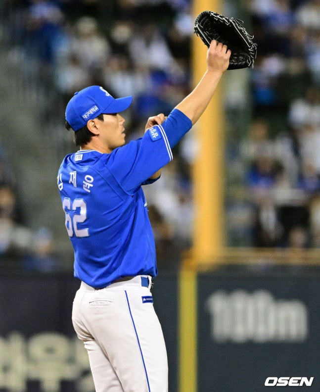 三星（サムスン）の金ジェユンが30日、斗山（トゥサン）戦の8回、朴ジュンスンに3打点の2塁打を打たれた後、外野を眺めている。 /写真=OSEN