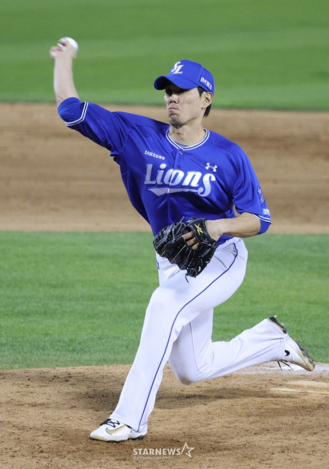 三星（サムスン）の金ジェユンが30日、斗山（トゥサン）を相手にボールを投げている。 /写真=キム·ジンギョン待機者