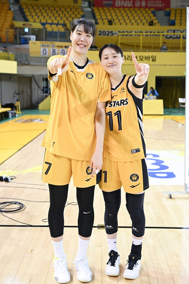 朴智星（パク·ジス、左）とカン·イスル。 /写真=WKBL提供